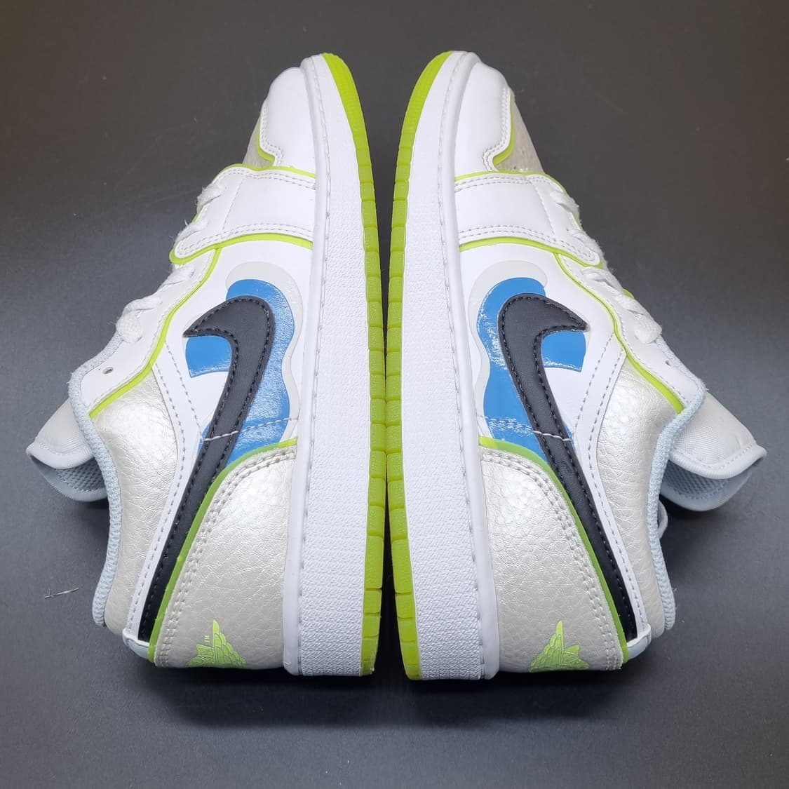 나이키 조던1 로우 화이트플레티넘틴트볼트230 상품이미지5