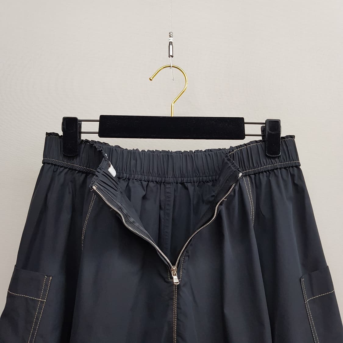 한섬 더캐시미어 2022 블랙 빅포켓 플레어 스커트 67-94사이즈 상품이미지5