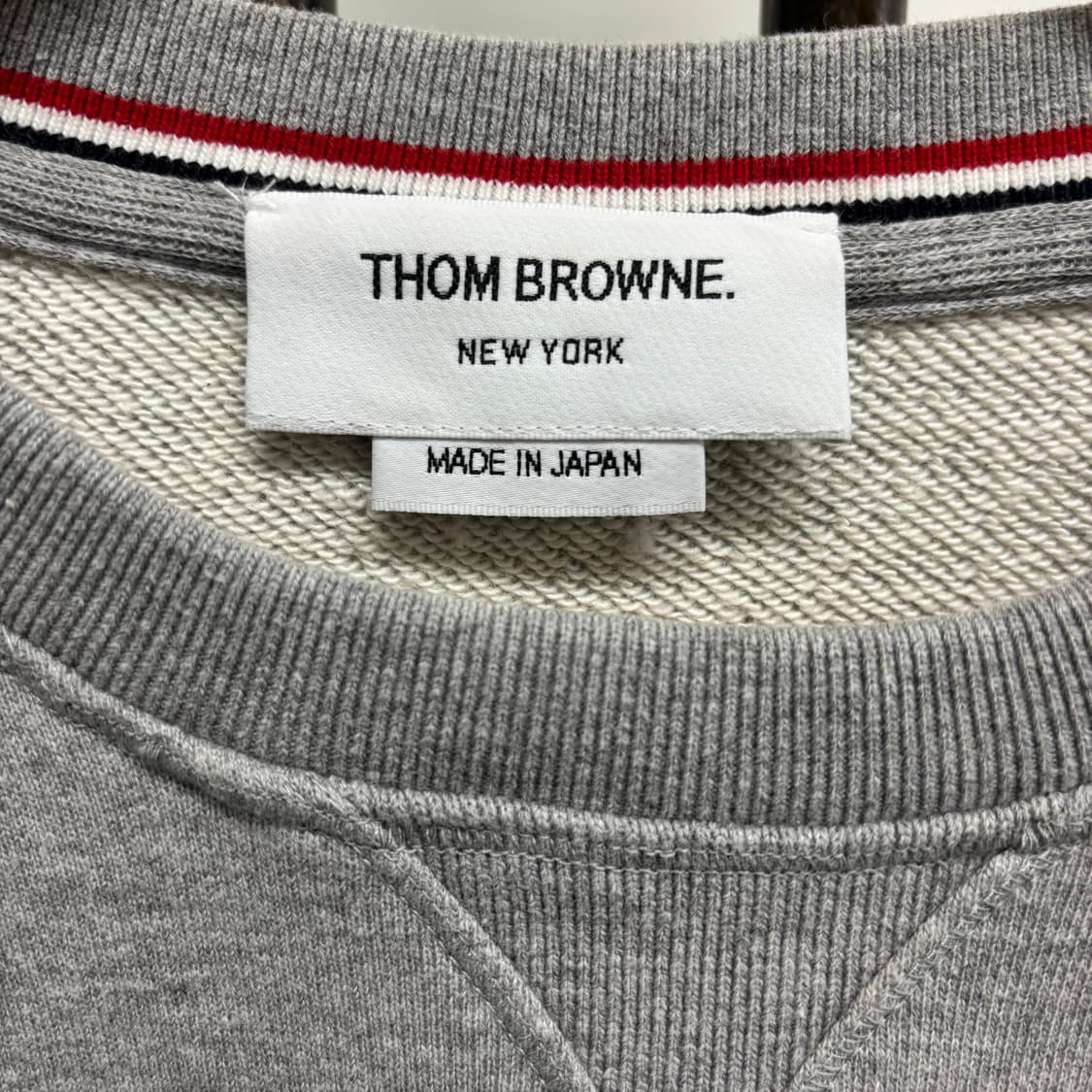 [4]톰브라운 사선완장 맨투맨 상품이미지4