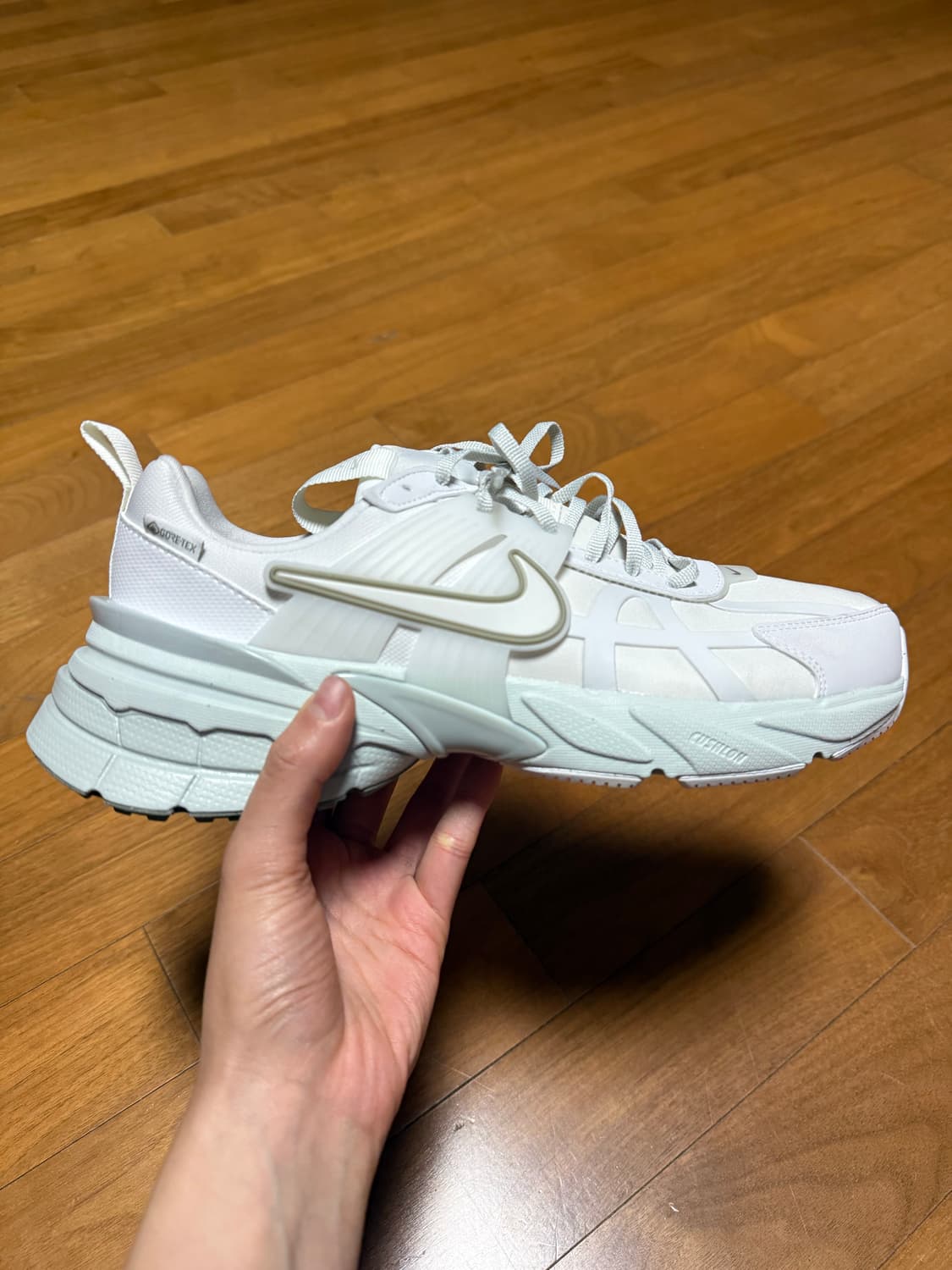 나이키 V2K 런 고어텍스 플래티넘 틴트 (255) 상품이미지2