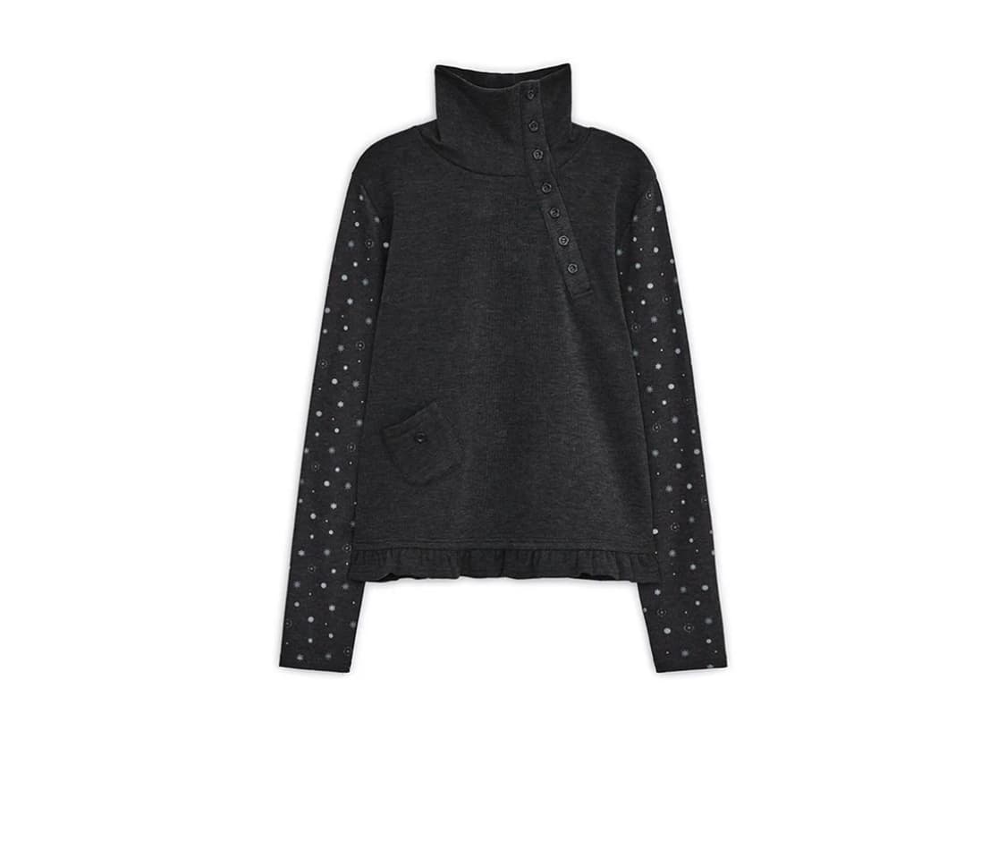 허그유어스킨 플라워 버튼 폴라 탑 (차콜) 상품이미지1