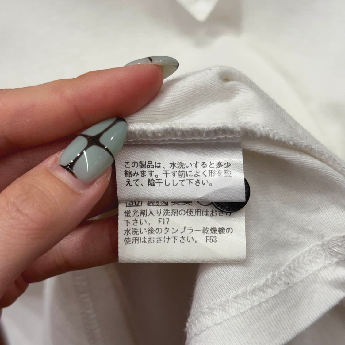 버버리 블랙라벨 반팔 헨리넥 티셔츠 로고 자수 버튼 디테일 화이트 상품이미지8