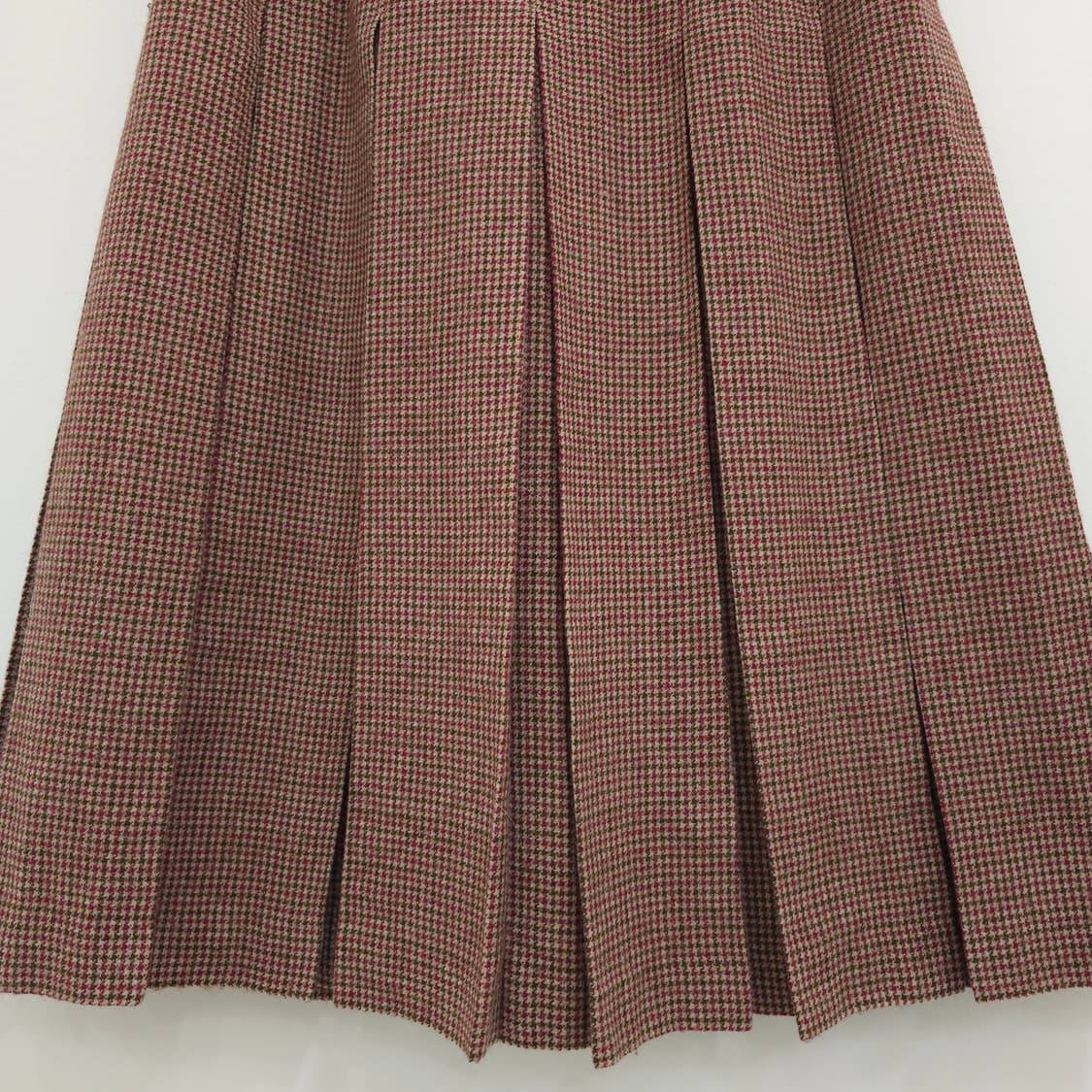 울혼방 하운드체크 플리츠 미디 레드 스커트  상품이미지5