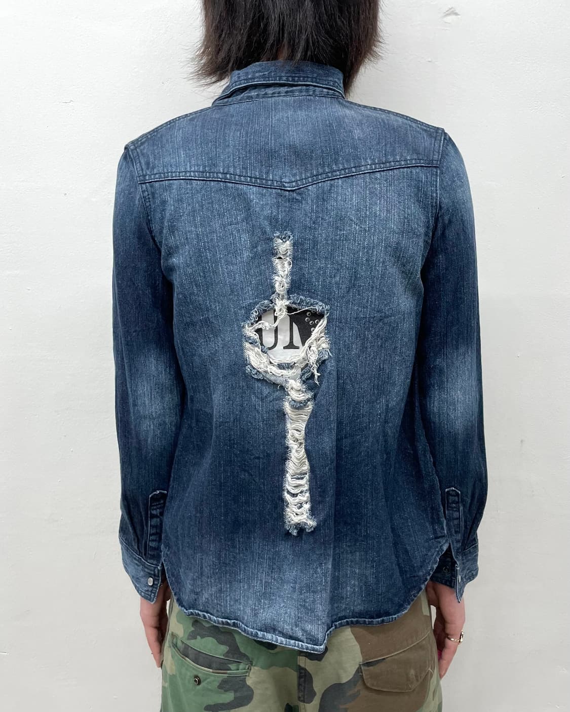 Distressed Spike Stud Denim Shirt  상품이미지5