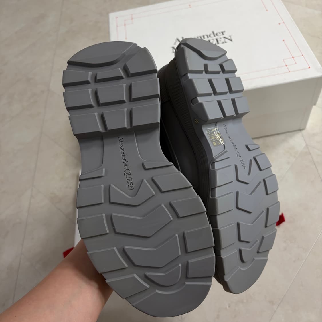 [새상품]알렉산더맥퀸 그래피티 니트 트레드 슬릭 부츠 그레이 상품이미지4