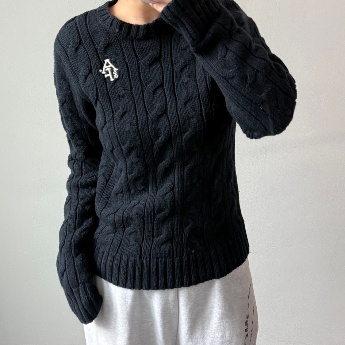 [L] 아베크롬비 앤 피치 블랙 자수 니트 상품이미지1