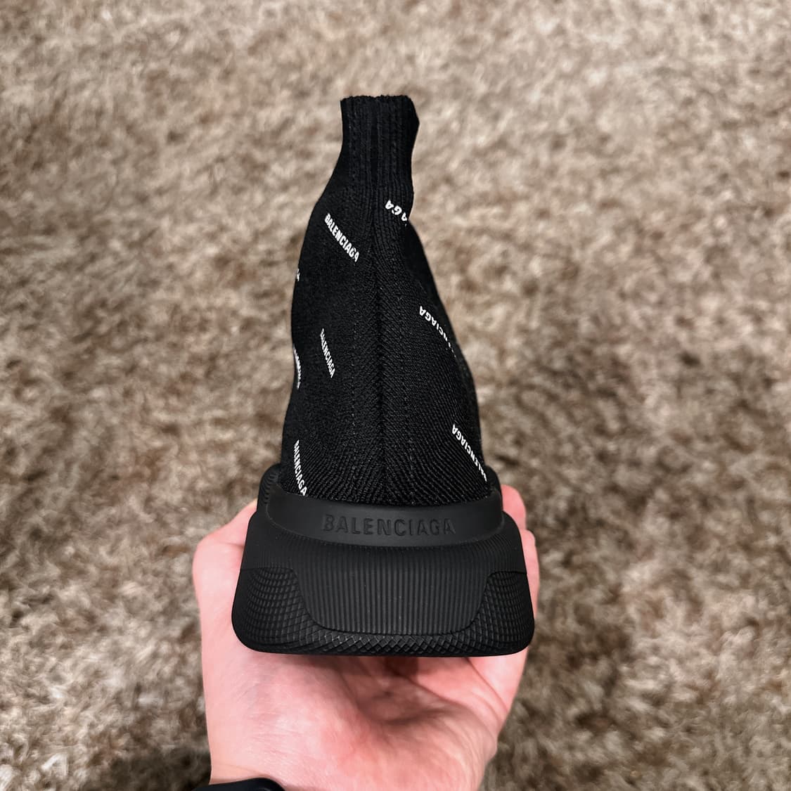 발렌시아가 남성 블랙 올 오버 로고 스피드러너 2.0  상품이미지4