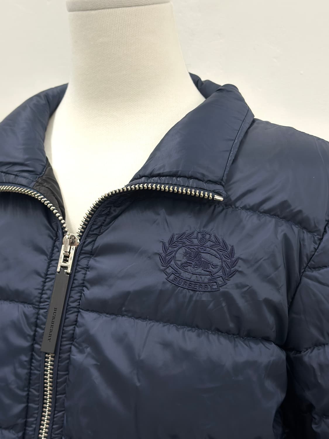 버버리 크레센트로고 네이비 경량 패딩  상품이미지2