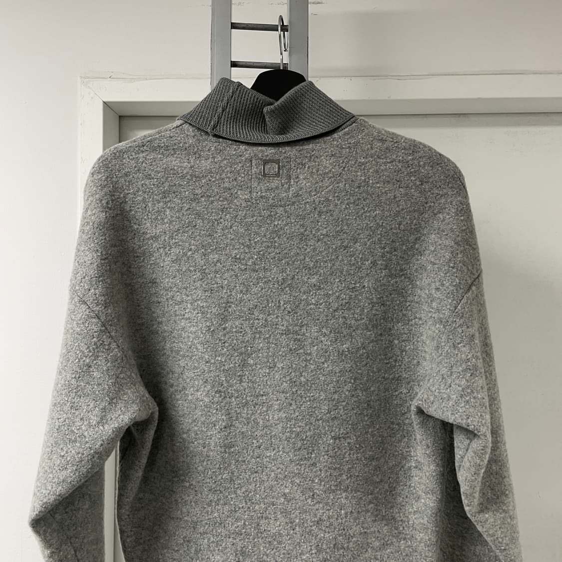 우영미 목폴라 니트 그레이 46 상품이미지2