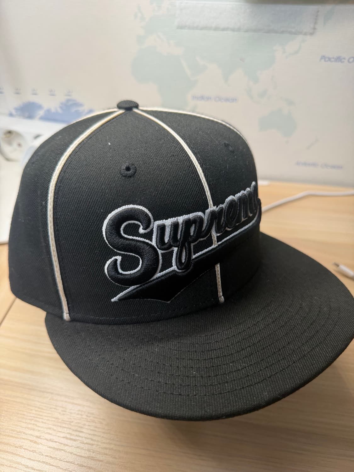 슈프림 파이핑 스크립트 로고 뉴에라 블랙 738 상품이미지2