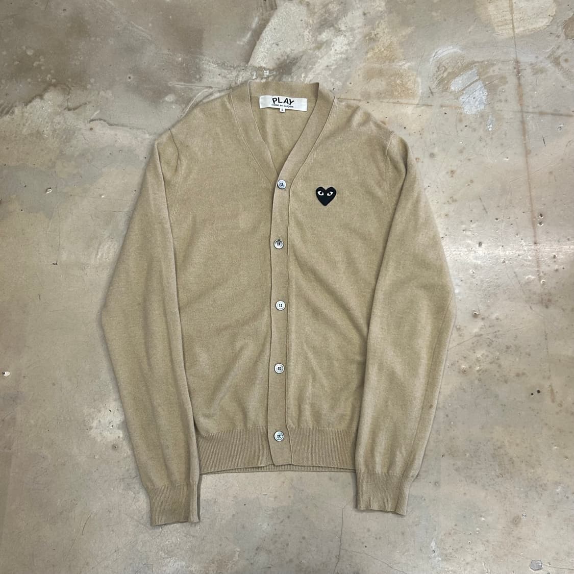 L 꼼데가르송 블랙 하트와펜 베이지 가디건 상품이미지2