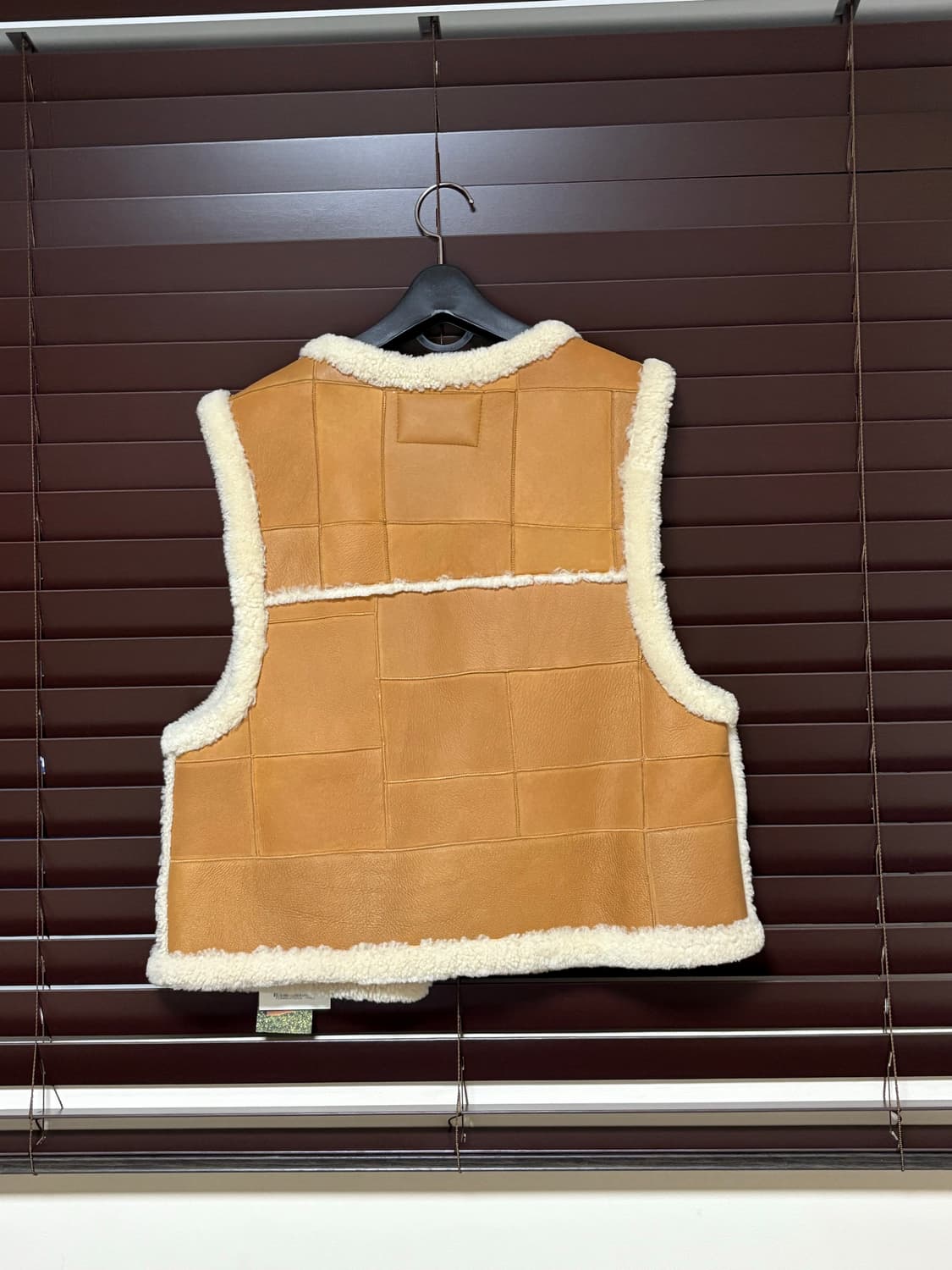 핀블랙 업사이클링 패치워크 리얼 무스탕 베스트 상품이미지4