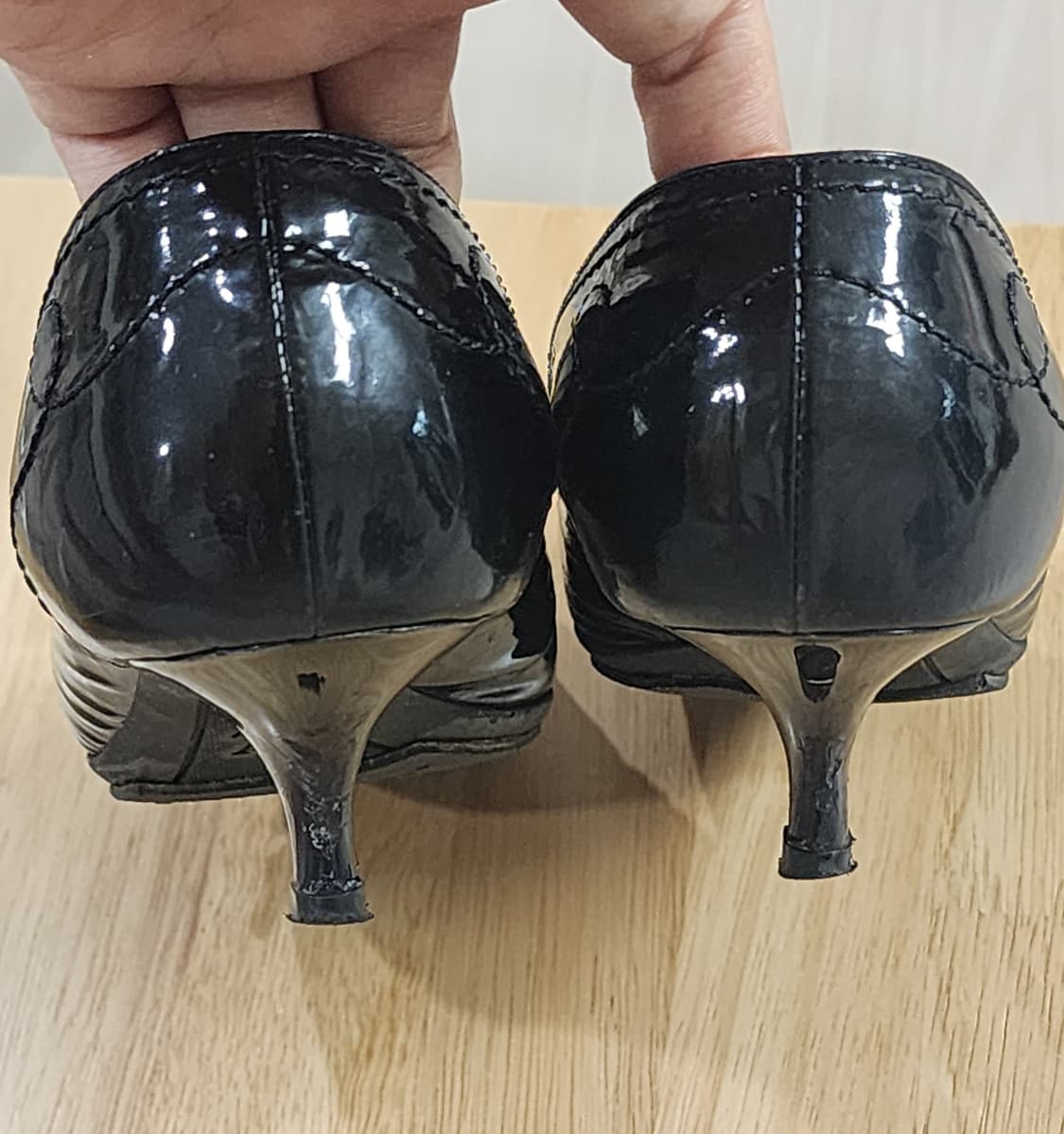 정품 루이비통 블랙 페이던트 LV 장식 구두 상품이미지4