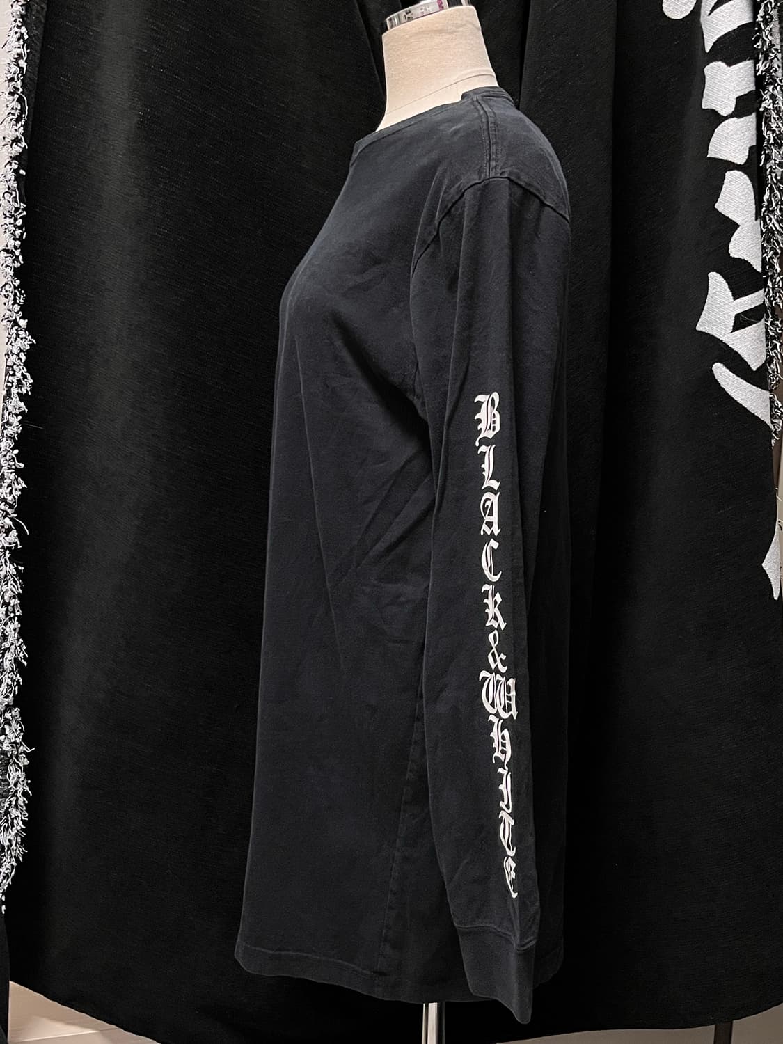 oval dice black&white 고딕 폰트 프린팅 롱슬리브 상품이미지2