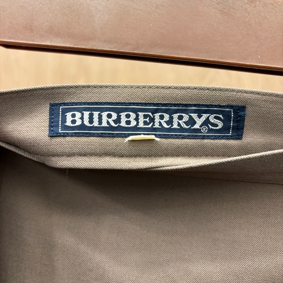 버버리 울 미디 스커트 클래식 미니멀 절개 라인 센터 슬릿 디테일 브라운 상품이미지6