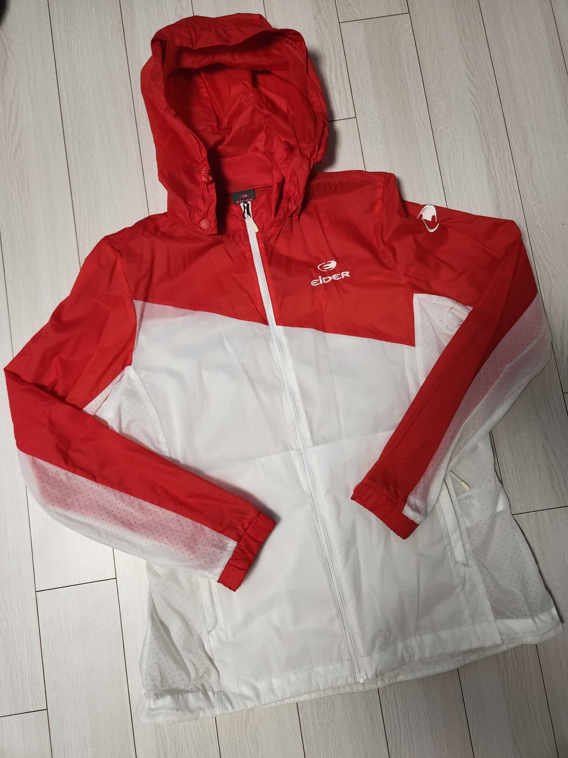 새상품급)아이더 여성 바람막이 M

오염 하자없이 깨끗해요^^

세탁해뒀 상품이미지1