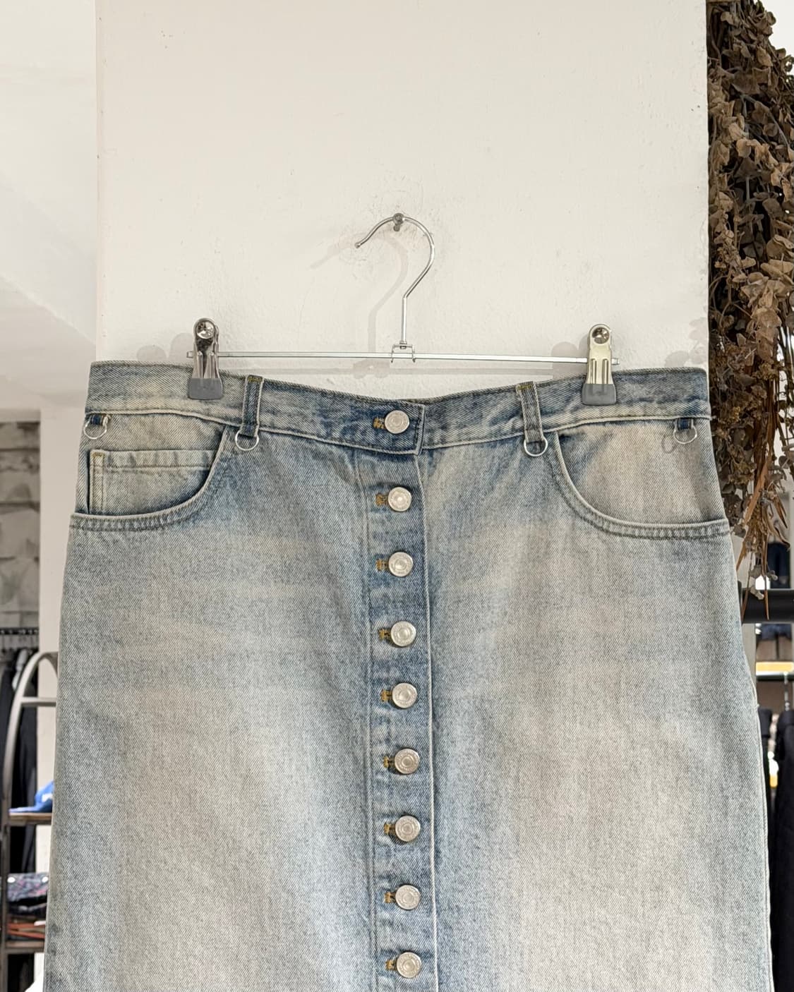 꾸레쥬 데님 워싱 버튼업 백트임 미디 스커트 상품이미지2