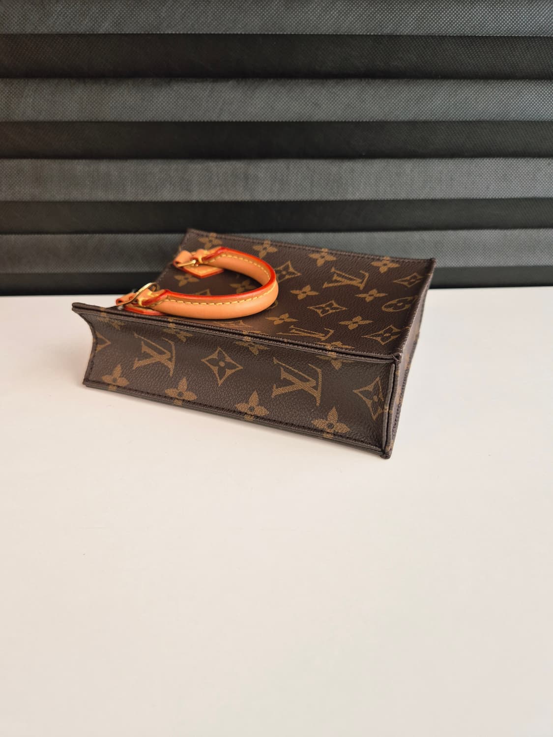 루이비통 쁘띠 삭플라 모노그램 상태 S급 (영수증 포함 풀구성) 상품이미지5