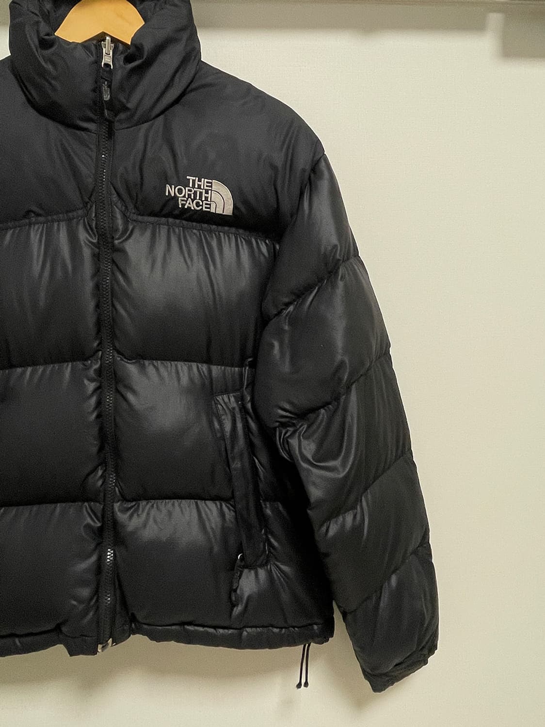 노스페이스 눕시 700 올 블랙 패딩 자켓 상품이미지3