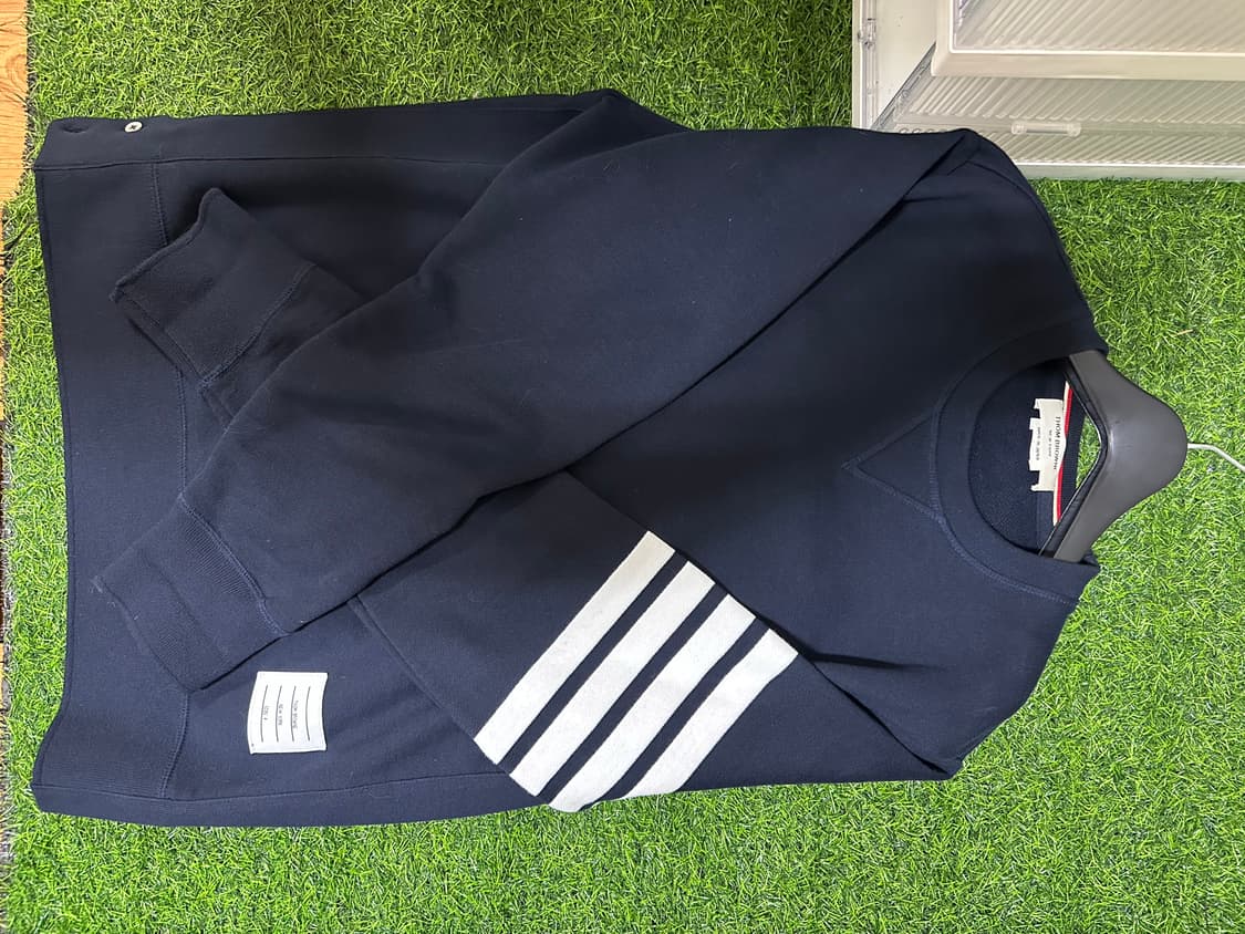 톰브라운 네이비 맨투맨 상품이미지1