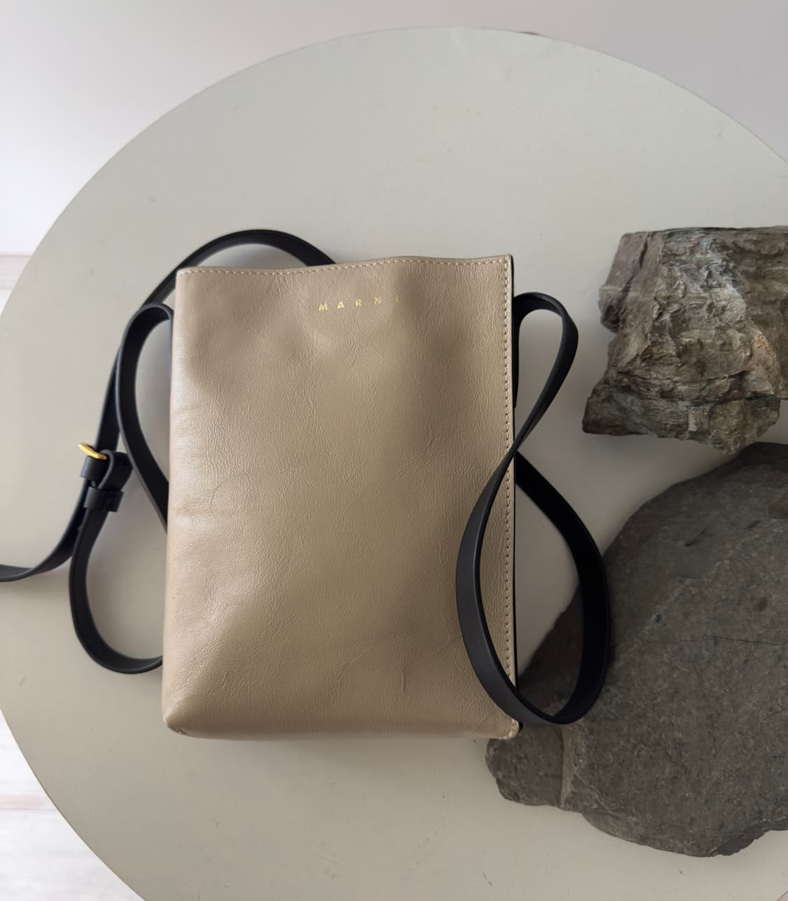 마르니 가죽 크로스백 베이지 블랙 20x15x6 상품이미지1