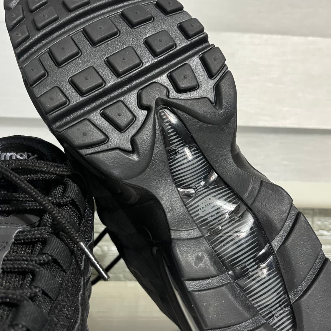 에어맥스95 에센셜 트리플 블랙 265사이즈 상품이미지5