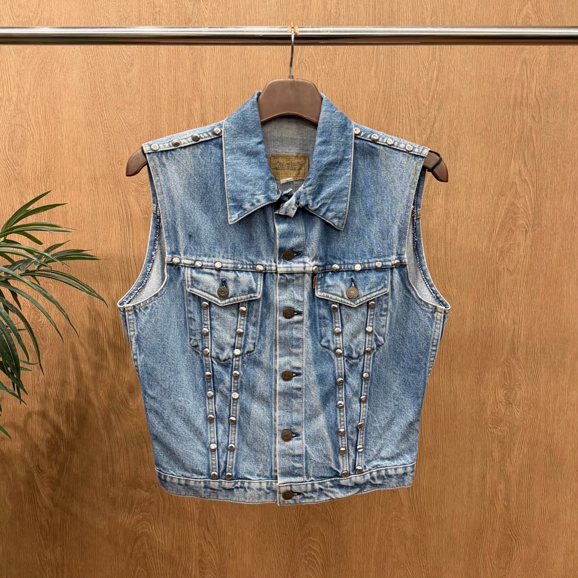 리바이스 클래식 데님 슬리브리스 베스트 메탈 스터드 워싱 디테일 중청 상품이미지1