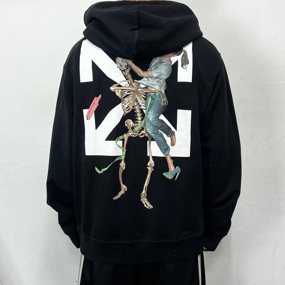 오프화이트 20FW 파스칼 스켈레톤 애로우 후드 블랙 상품이미지4