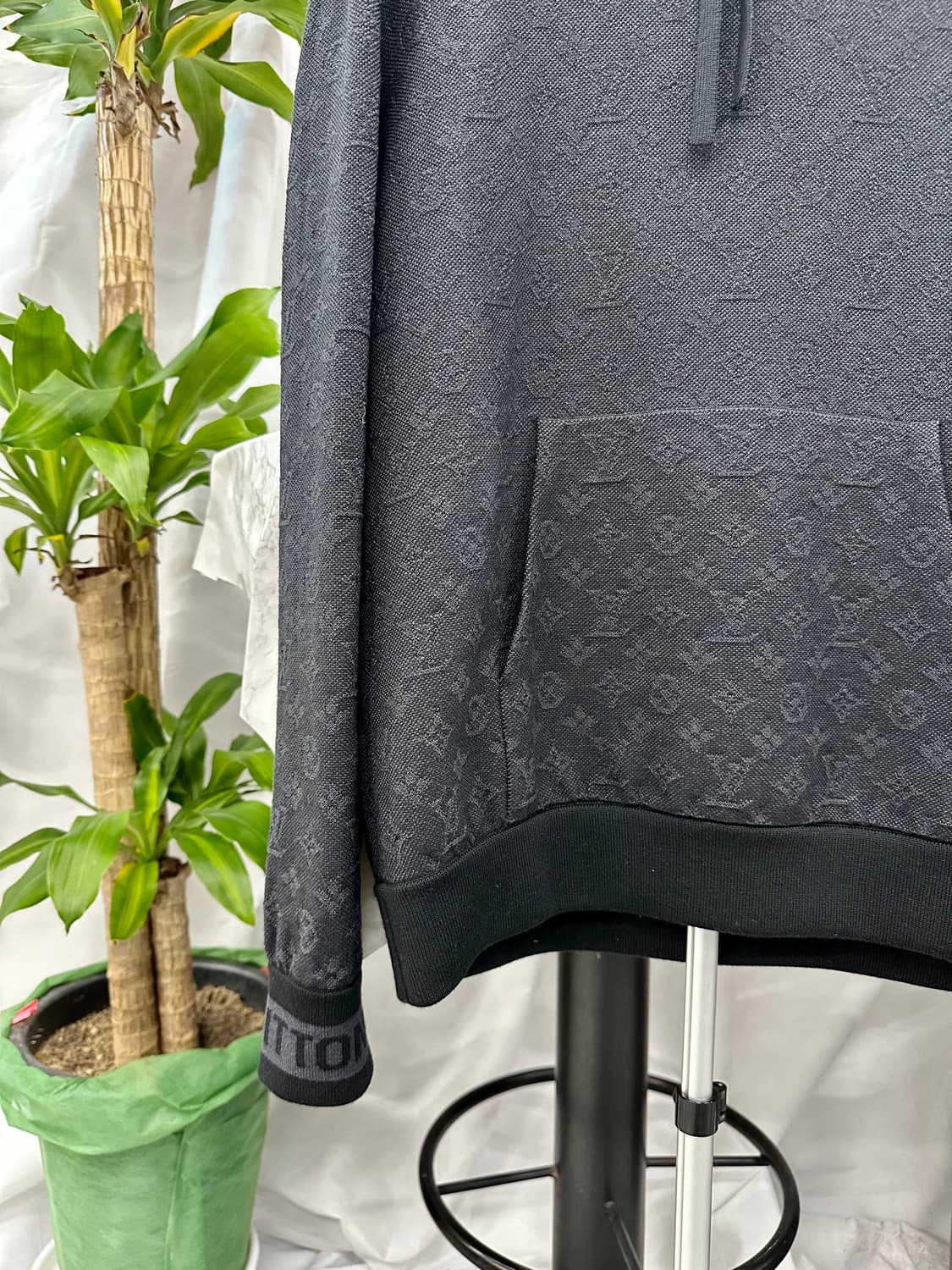 (100) 루이비통 모노그램 후드 블랙 상품이미지3