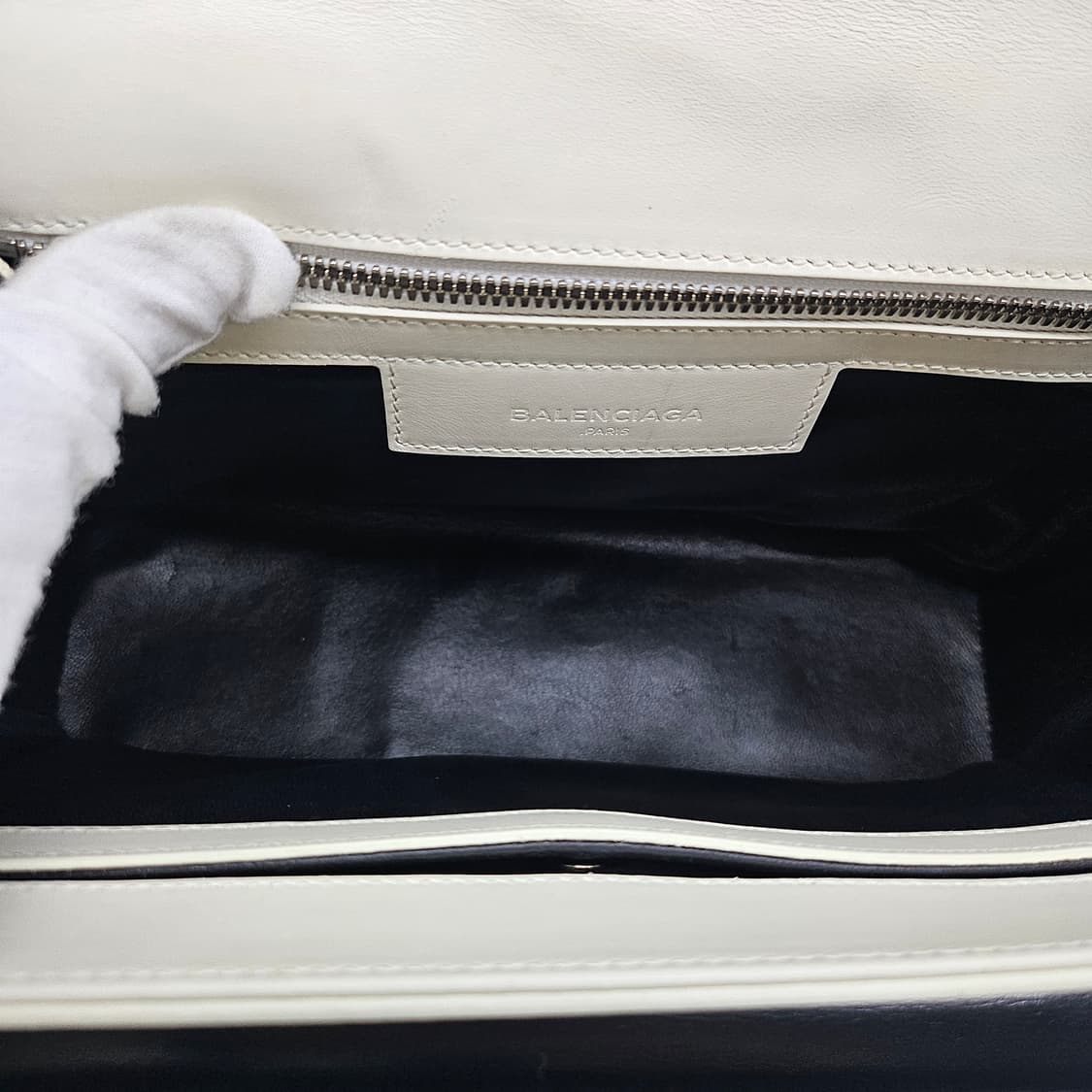 정품 발렌시아가 블랙앤화이트 스프레이백  상품이미지8