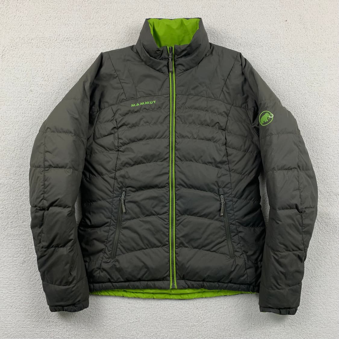 마무트 자수로고 다크브라운/네온 리버시블 덕다운 경량패딩 상품이미지1