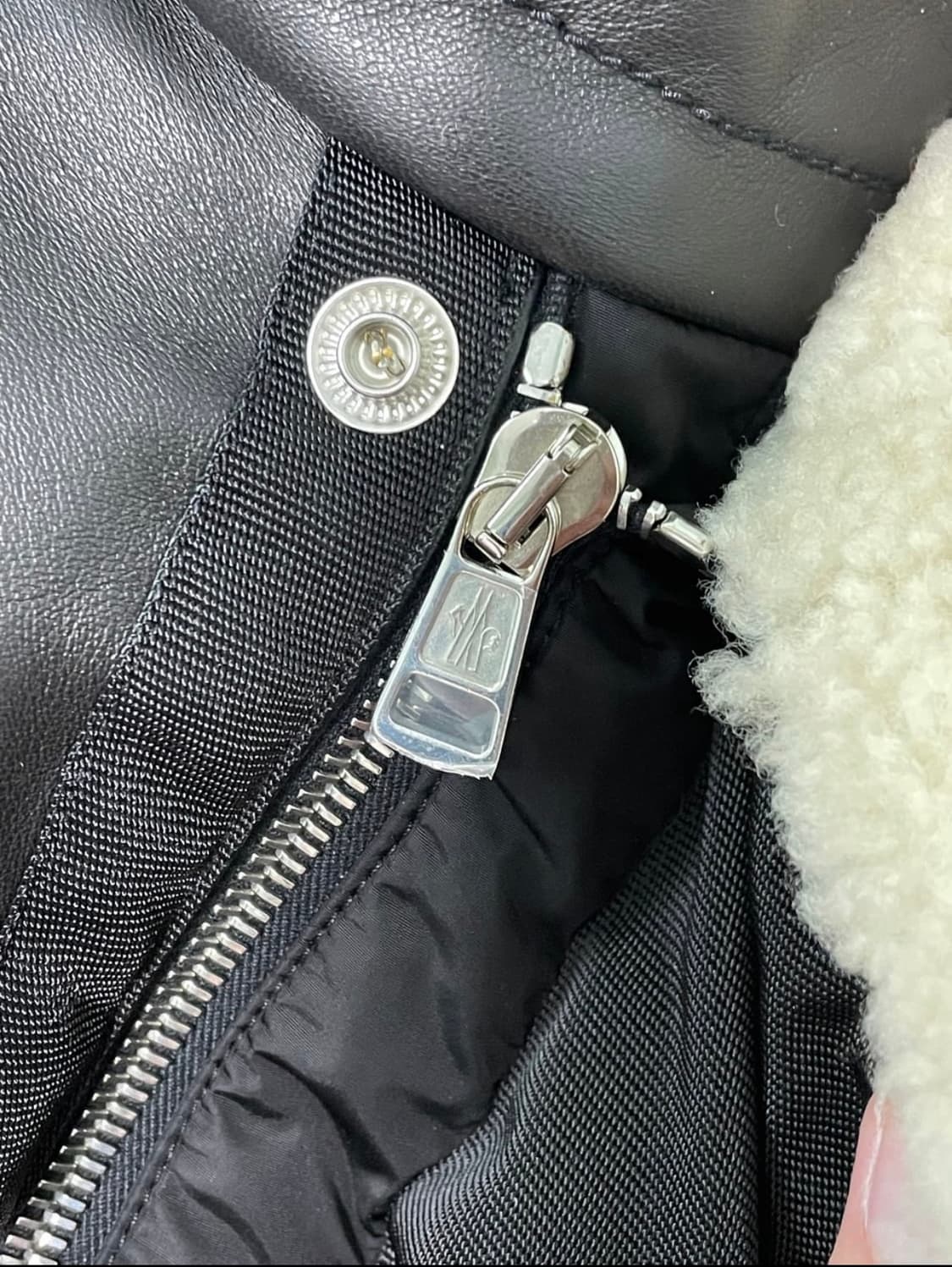 24FW 몽클레어 레오 시어링 래더 패딩 상품이미지3