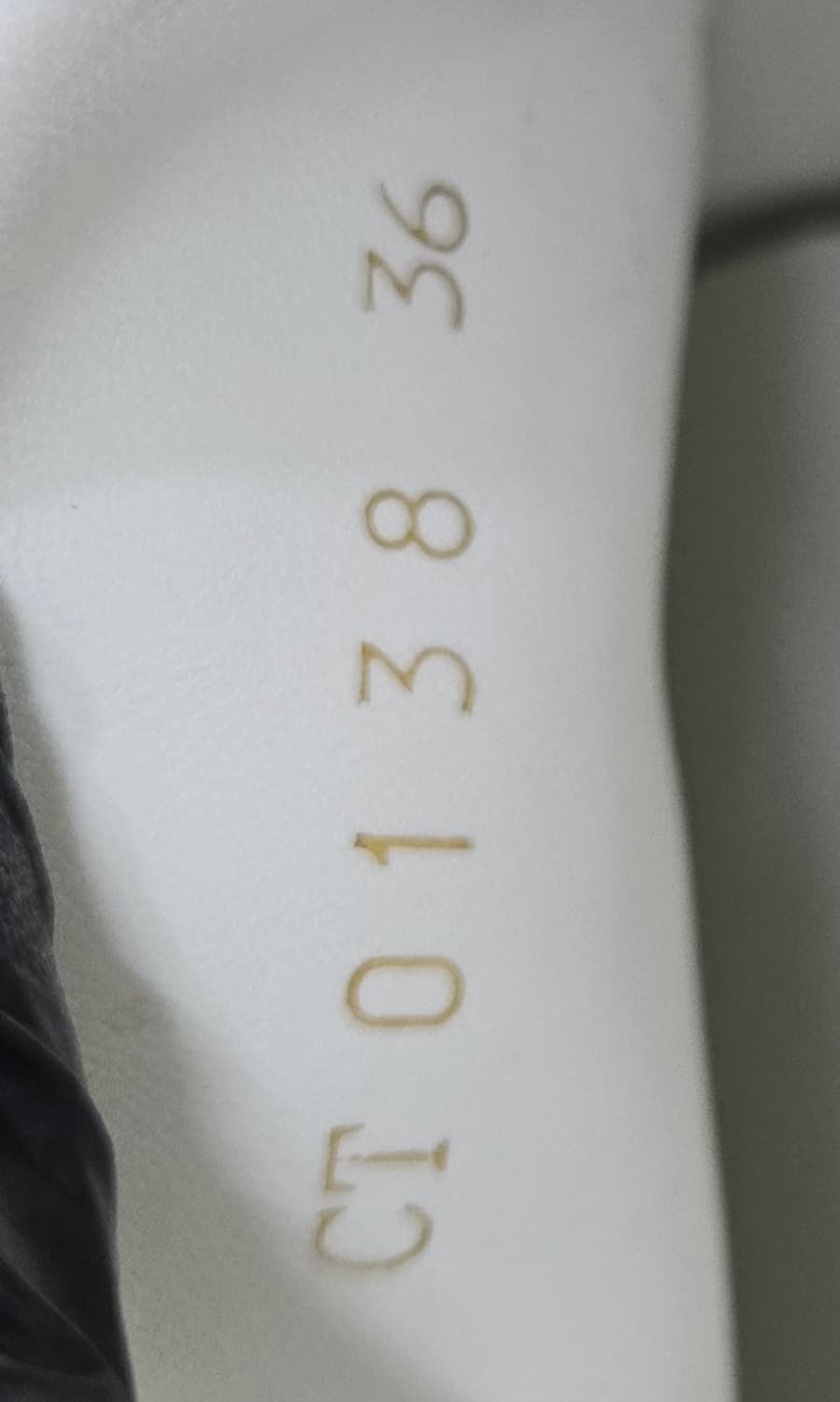 루이비통 정품  230mm- 일회착 타임아웃 이니셜 레더 스니커즈  상품이미지7