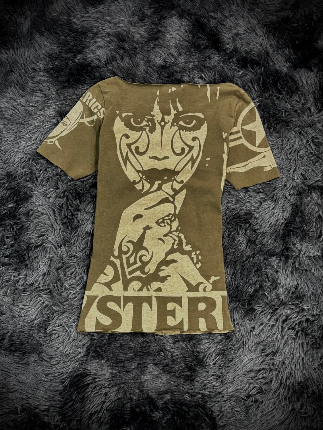 Hysteric glamour 90’s 카키 트라이벌페이스 반팔 티셔츠 상품이미지2