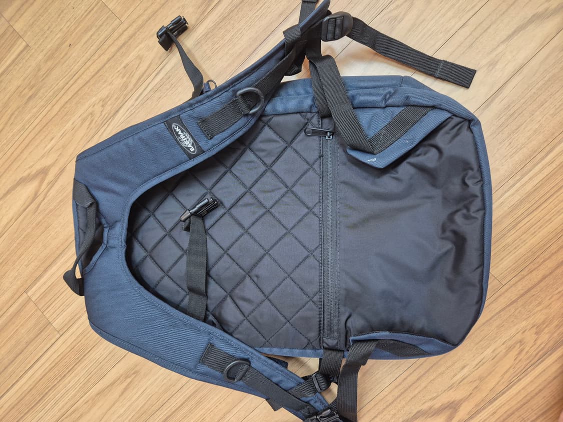 이스트팩 백팩입니다
색상은 네이비이고, 사이즈는 대략 높이 52cm, 깊 상품이미지2
