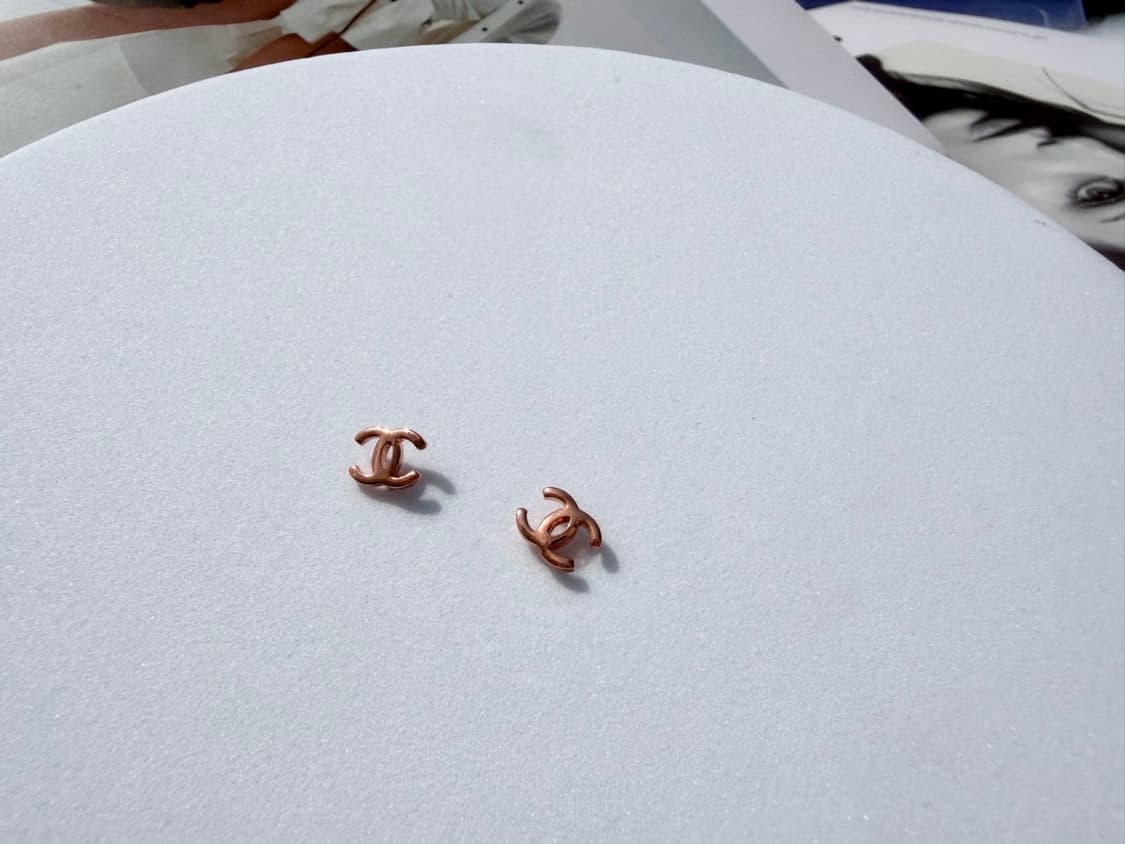 샤넬 미니 로고 이어링 골드 상품이미지8