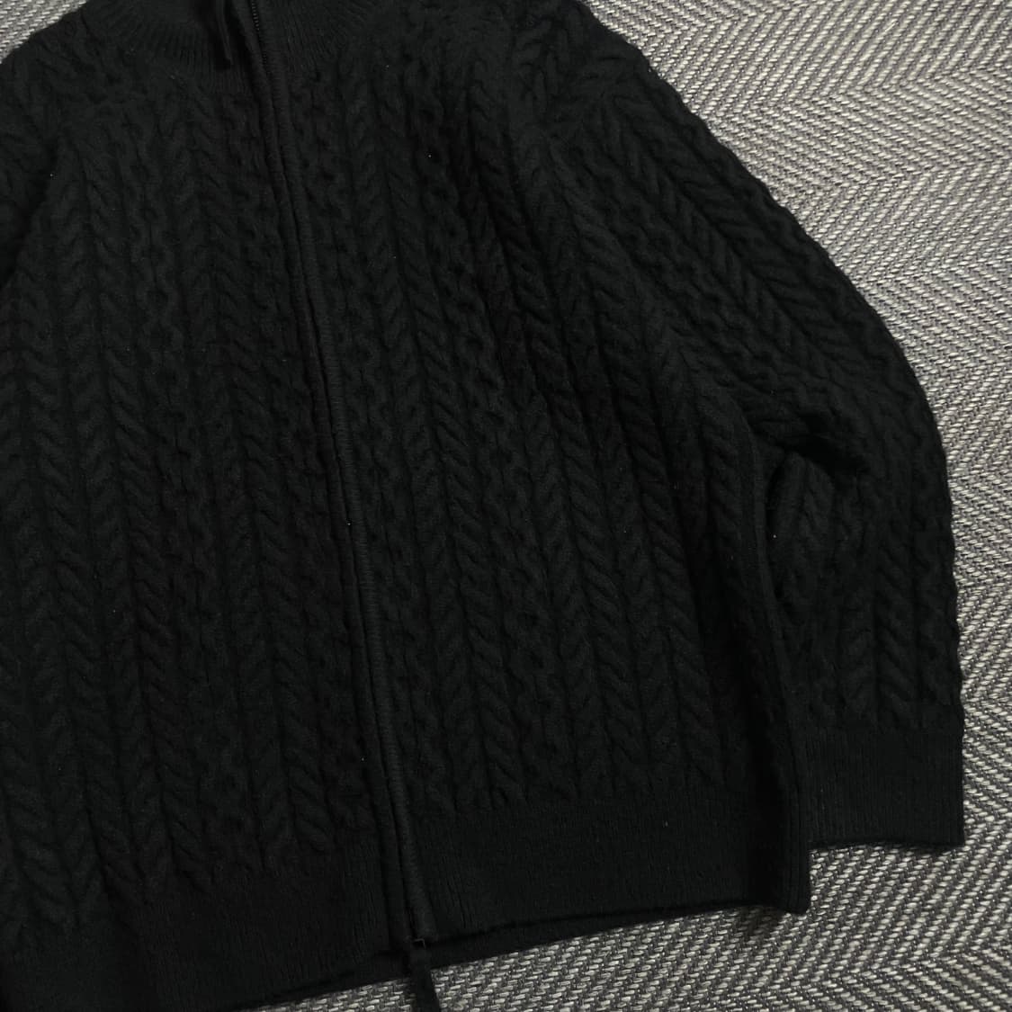 LOGAN 투웨이 하이넥 미니멀 케이블 꽈배기 니트 집업 블랙o 5036 상품이미지2