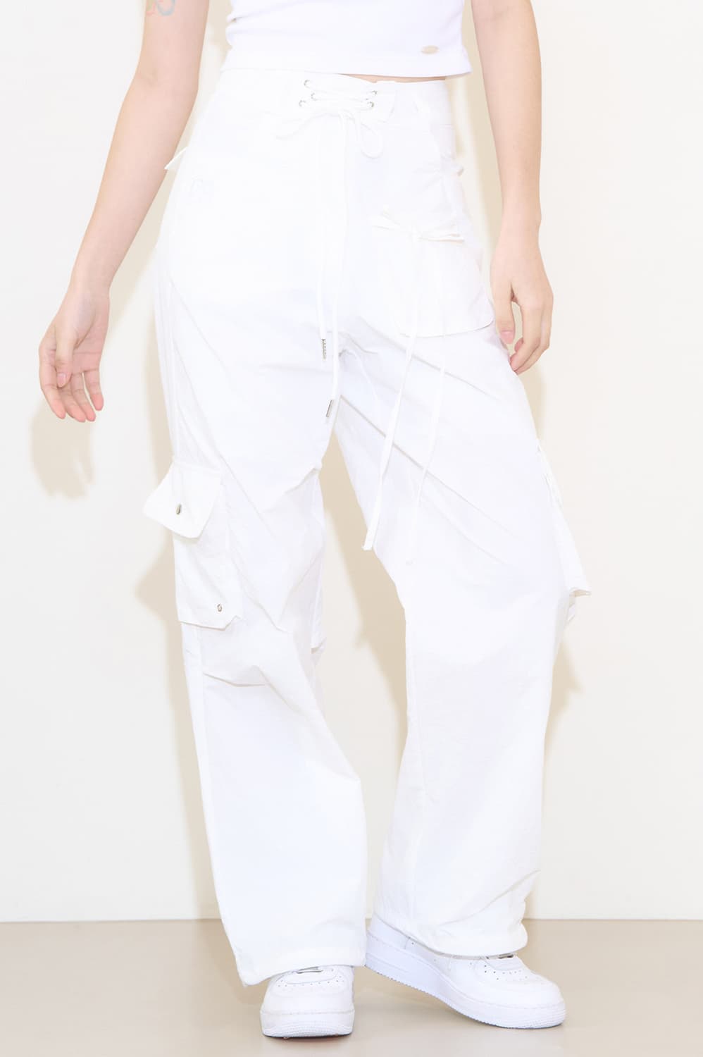 [ILLIGO 일리고] 나일론 스트링 카고 밴딩 팬츠 화이트 상품이미지2