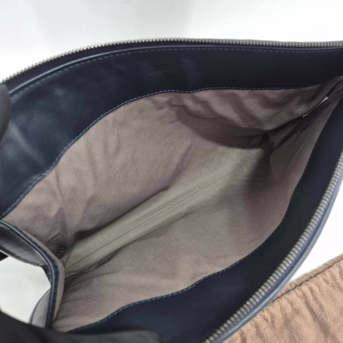 보테가베네타 인트레치아토 카프스킨 도큐먼트 클러치백 네이비 상품이미지10