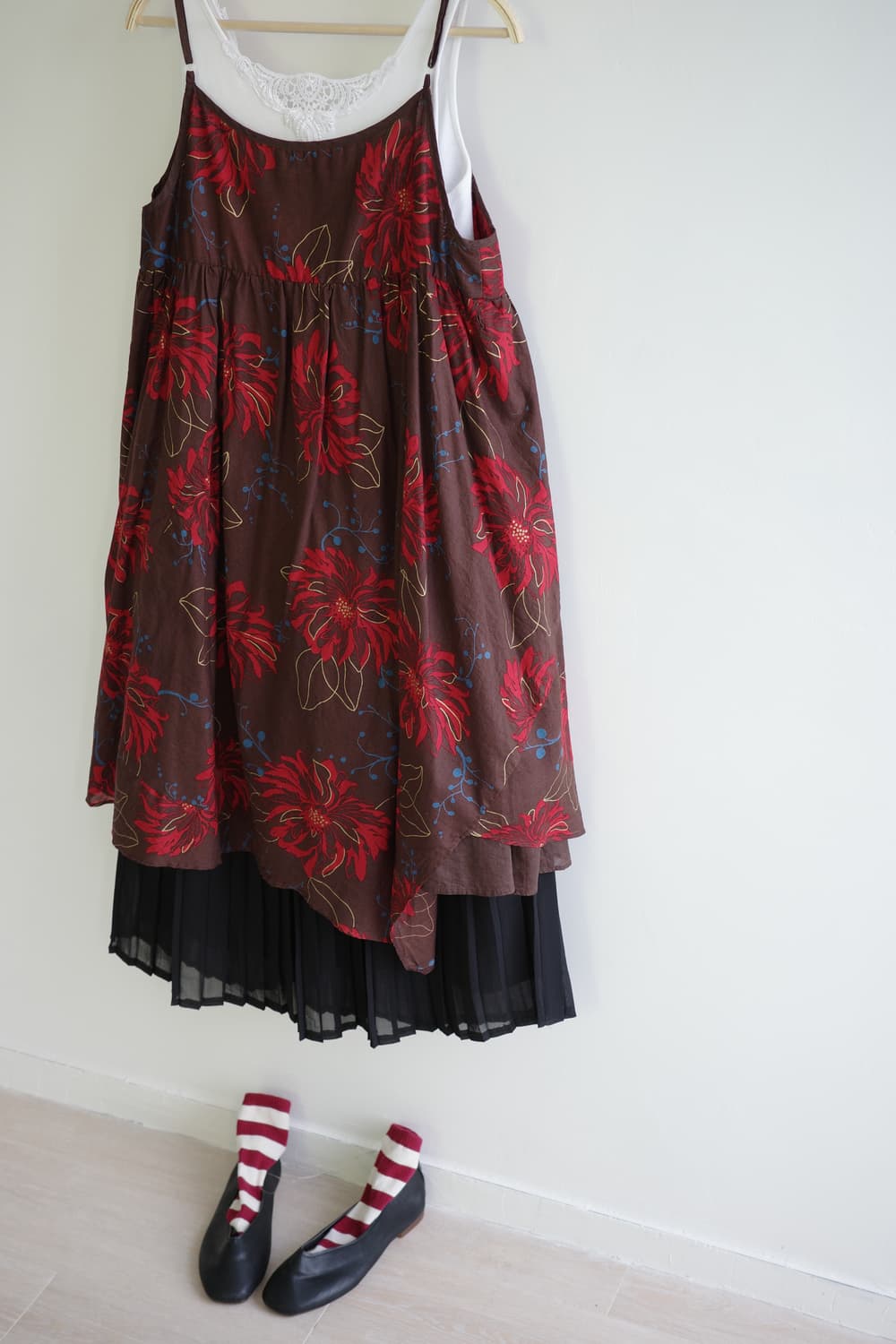 AS KNOW AS DE BASE 
• 레드 플라워 브라운 코튼 원피 상품이미지3