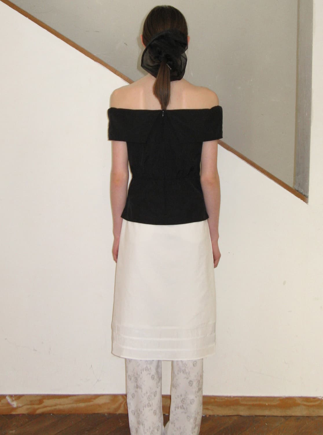 시눈 OFF-SHOULDER PINTUCK BLOUSE (BLACK) 상품이미지3