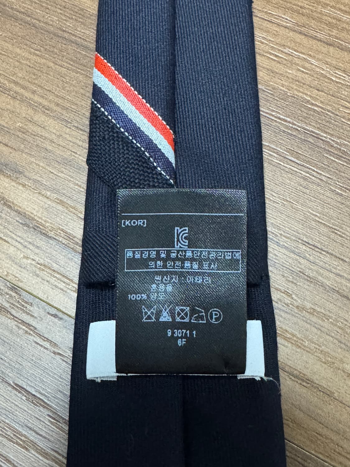 톰브라운 넥타이 네이비 팝니다. 상품이미지5