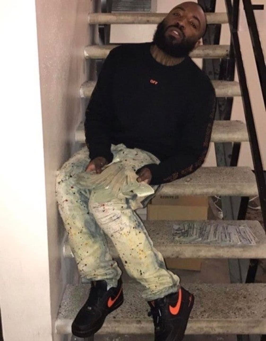 브이론 오프화이트 맨투맨 상품이미지1