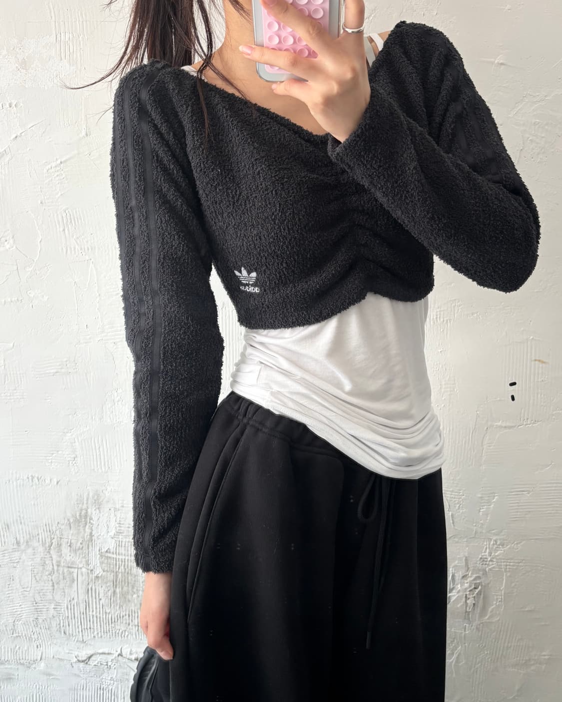 Adidas 아디다스 블랙 컬러 플러피 오프숄더 크롭탑 상품이미지2