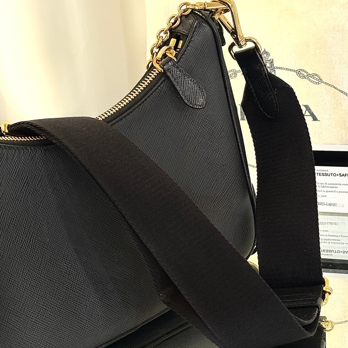 프라다 리에디션 사피아노 레더 테수토 호보백 블랙 골드 상품이미지7