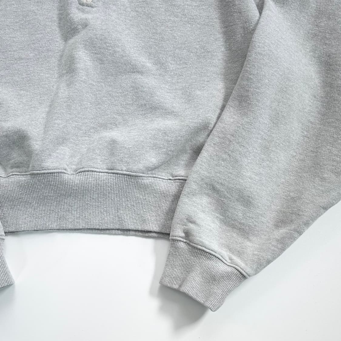 렉토 그레이 크롭 반집업 맨투맨   상품이미지3