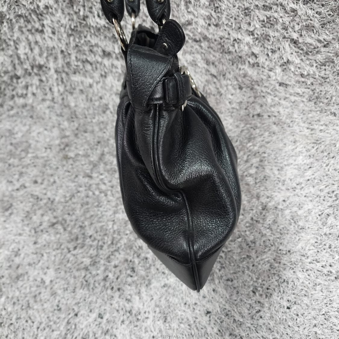 페라가모 은장 간치니로고 숄더백 상품이미지4