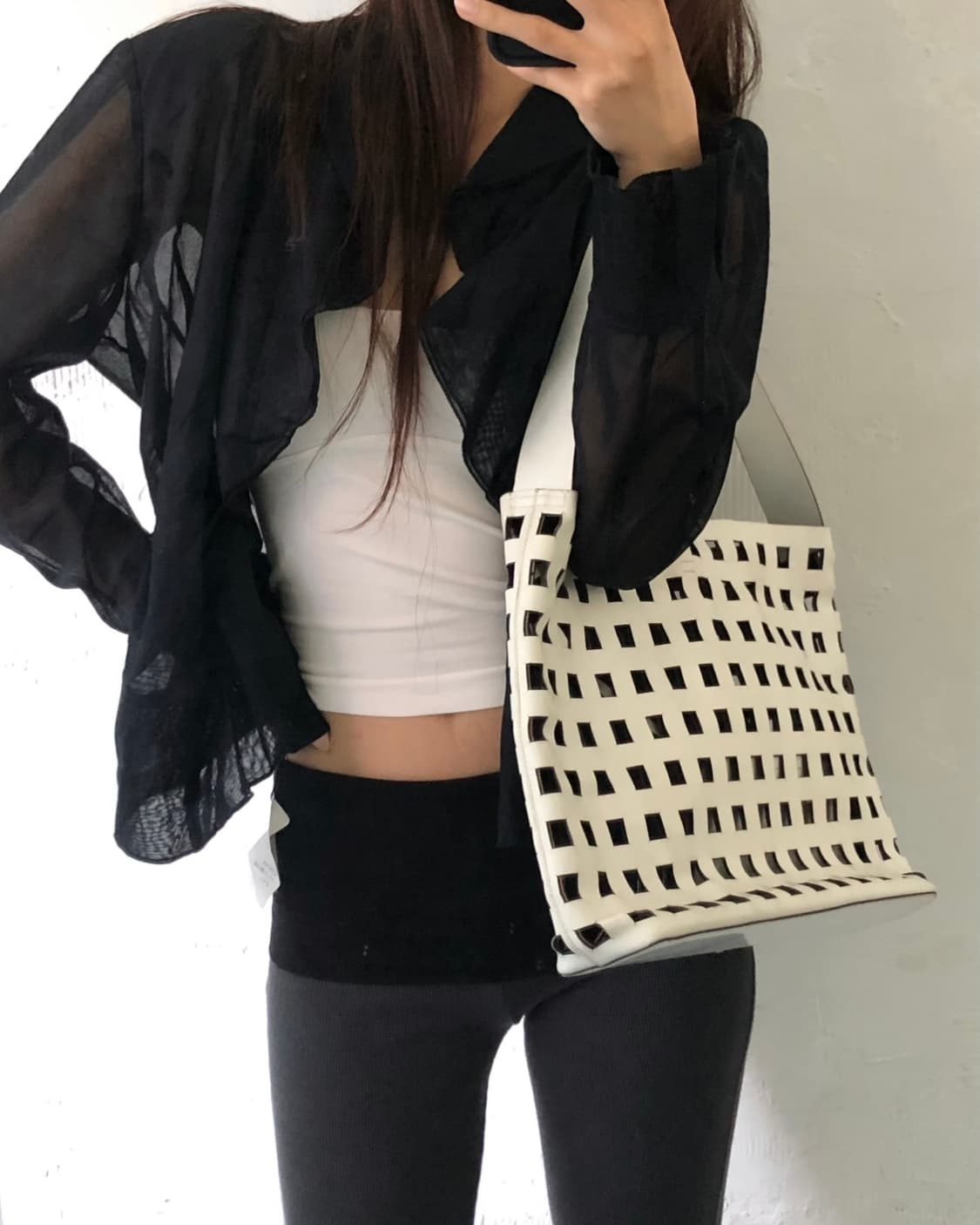 Prada 프라다 화이트 펀칭 레더 토트백 상품이미지1