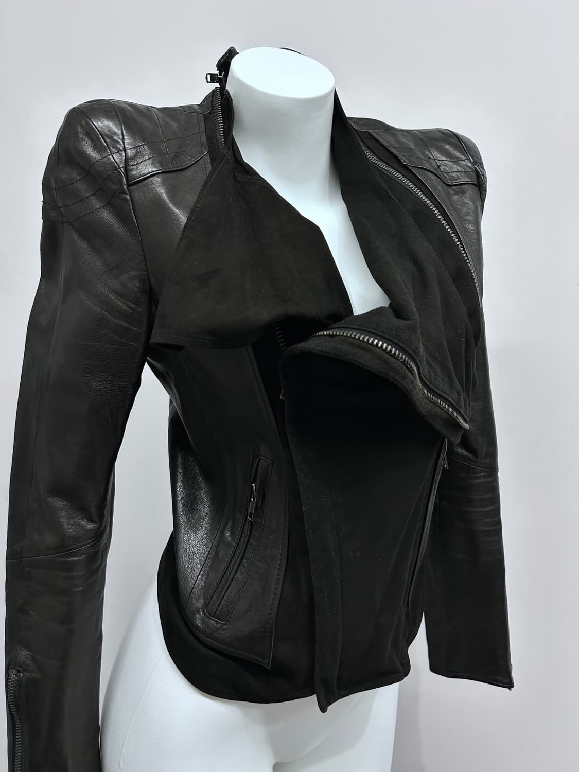 드레이프 넥 풀 오버 지퍼 램스킨 자켓 상품이미지4