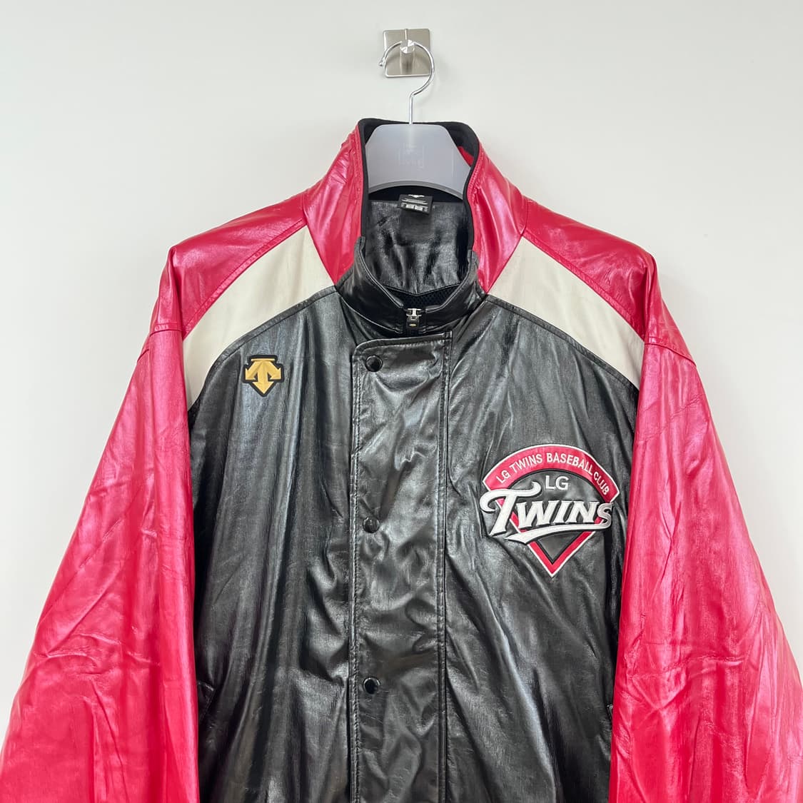 LG트윈스 데상트 구로고 유광점퍼 상품이미지4